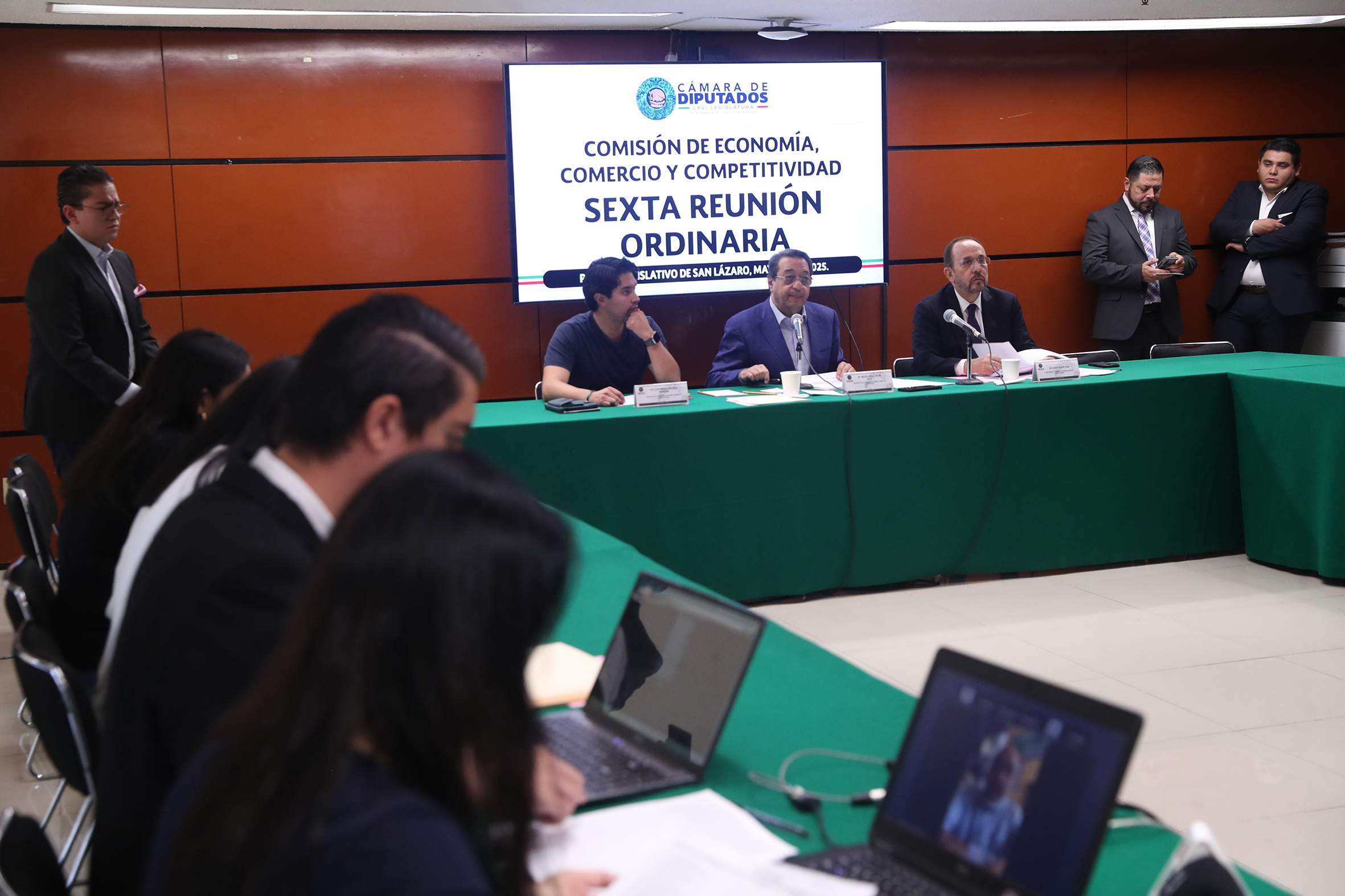 Miembros de la Comisión de Economía, Comercio y Competitividad en la Cámara de Diputados.