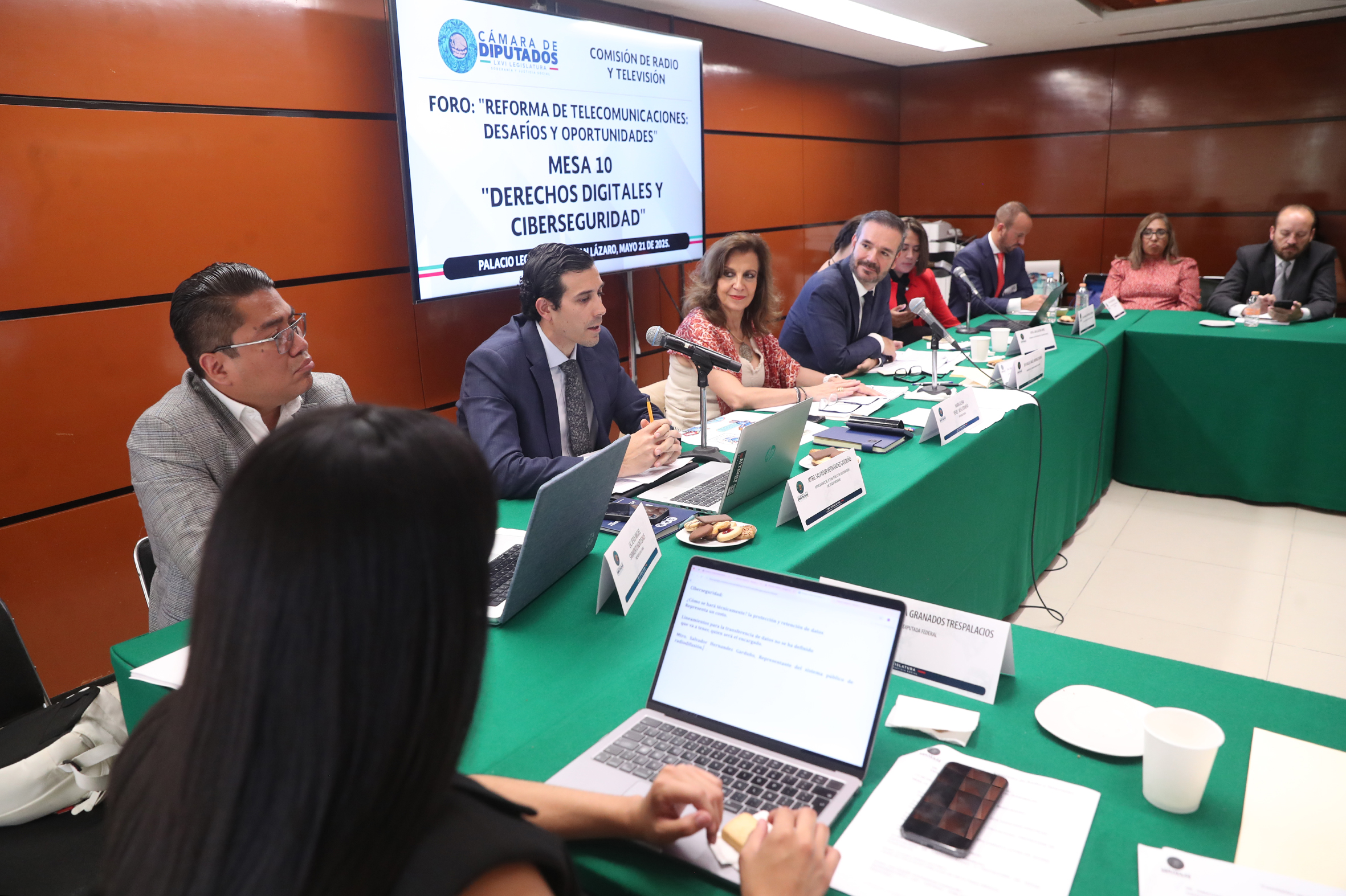 Participantes del foro Reforma de Telecomunicaciones: Desafíos y Oportunidades" Mesa 9 y 10