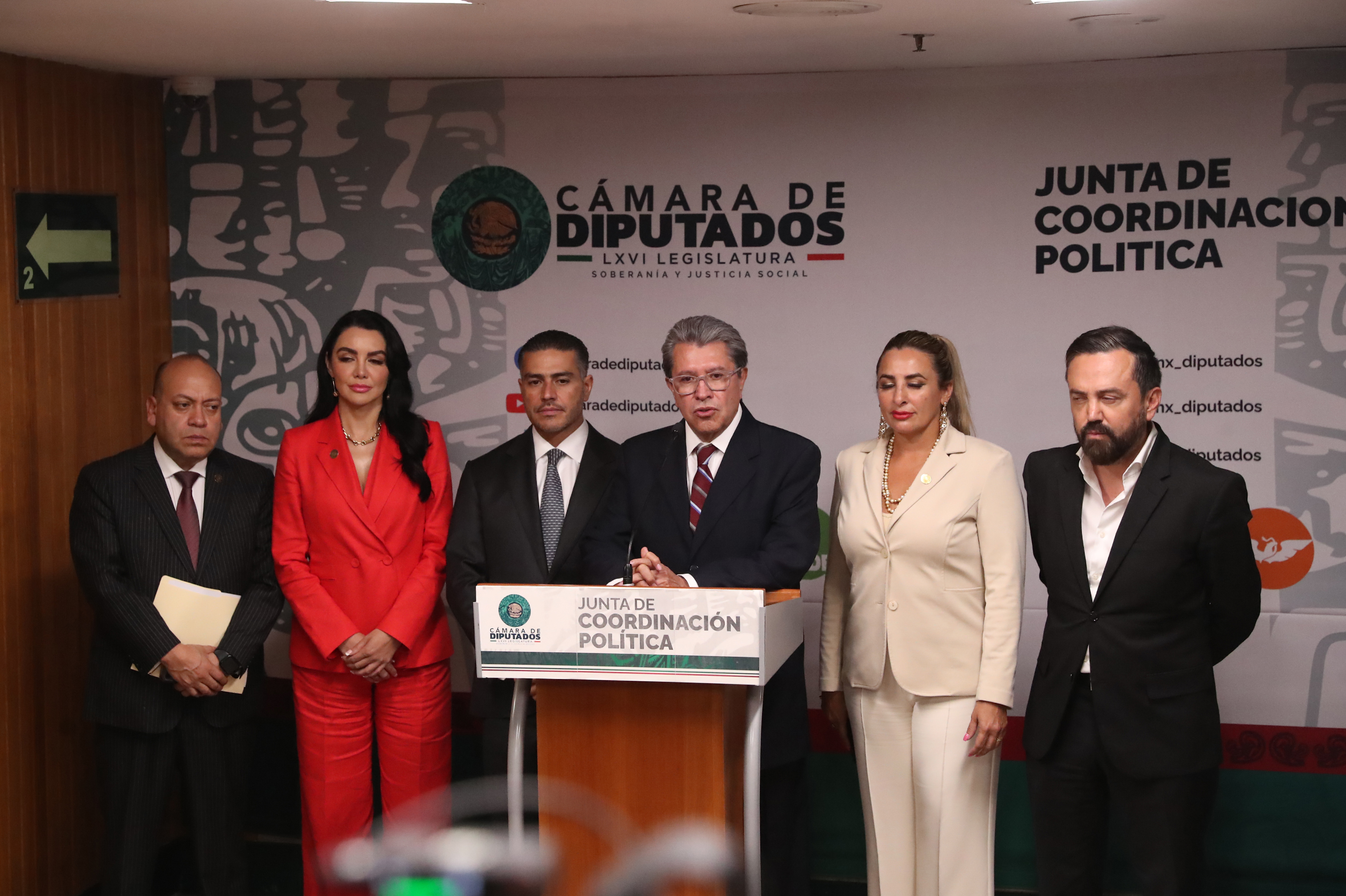 Omar García Harfuch, secretario de Seguridad, acompañado de diputados de Morena
