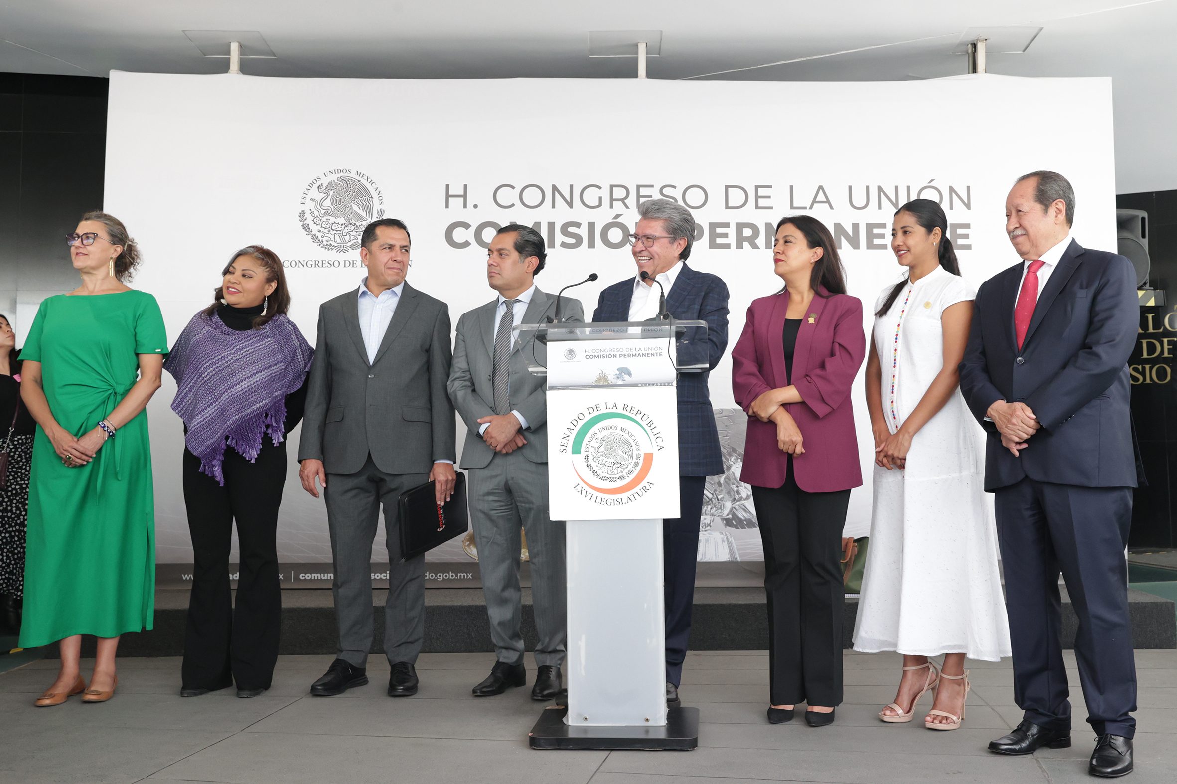 Ricardo Monreal acompañado de l legisladores del Grupo Parlamentario de Morena.