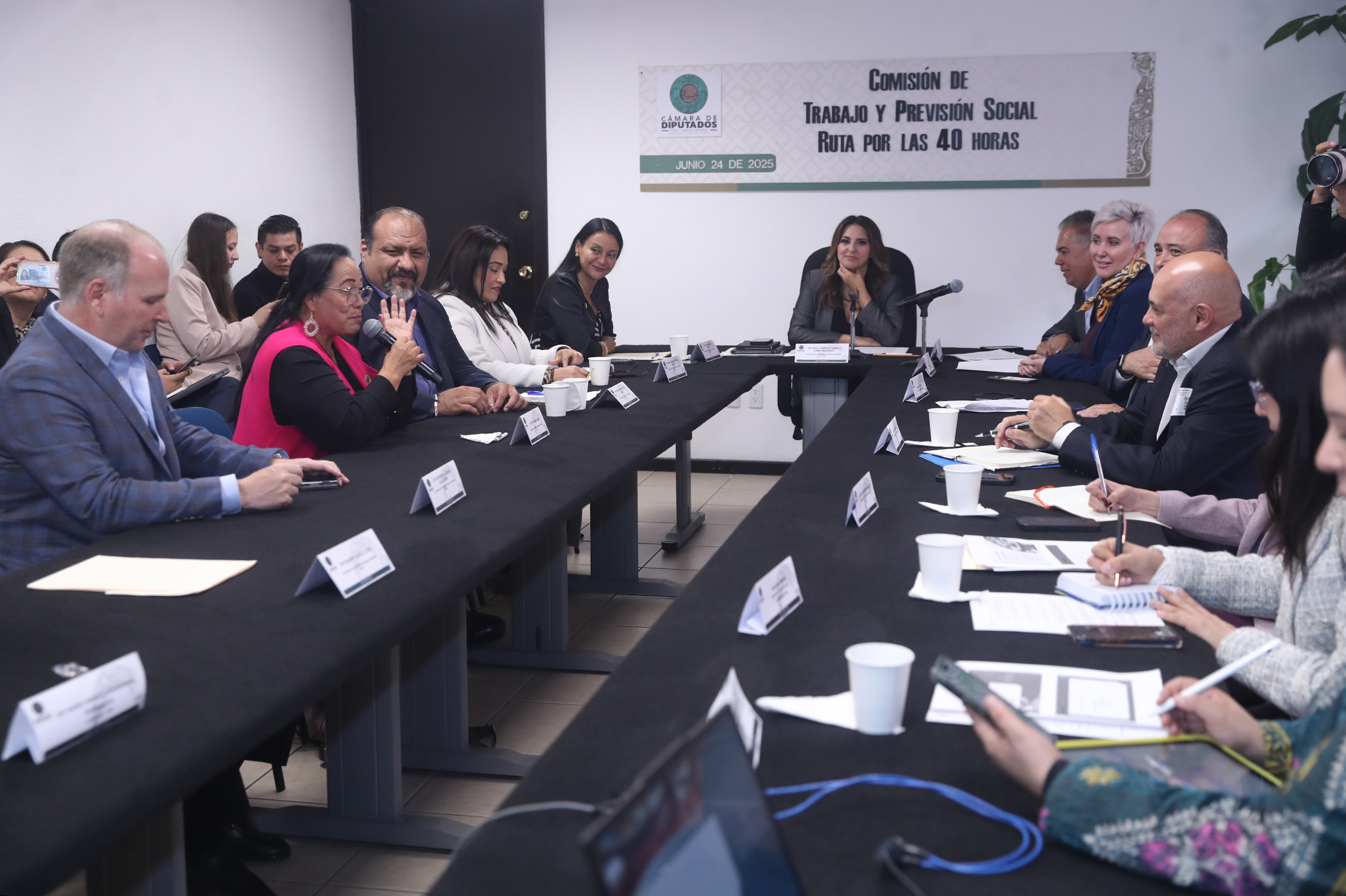 Miembros de la Comisión de Trabajo y Previsión Social y representantes de la e Canirac.