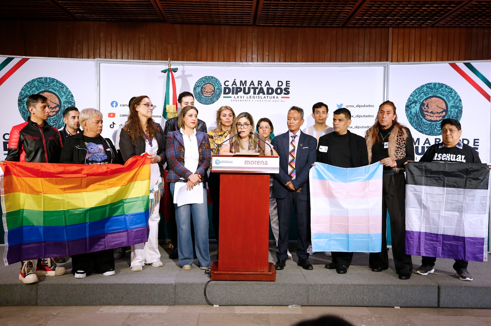 Diputado Jaime Genaro López Vela acompañado de activistas LGBTTIQ+.