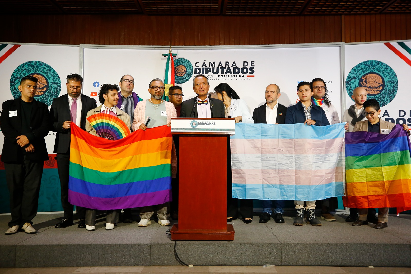 El diputado Jaime Genaro López Vela y miembros de la sociedad civil.