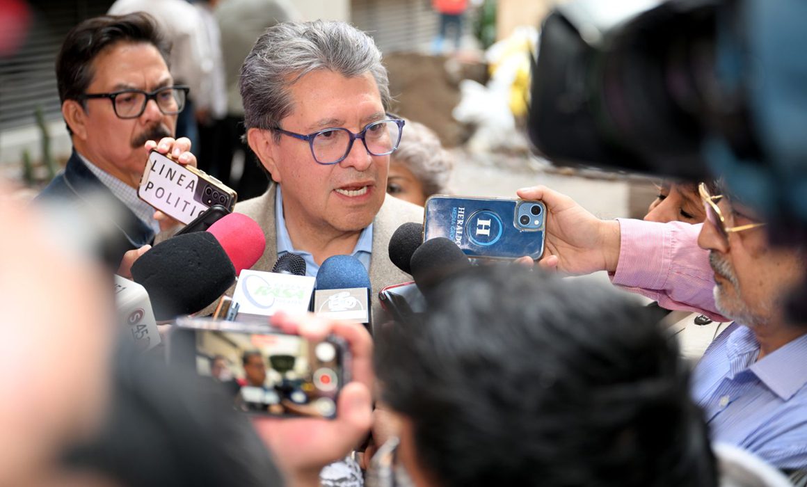 Ricardo Monreal siendo entrevistado.