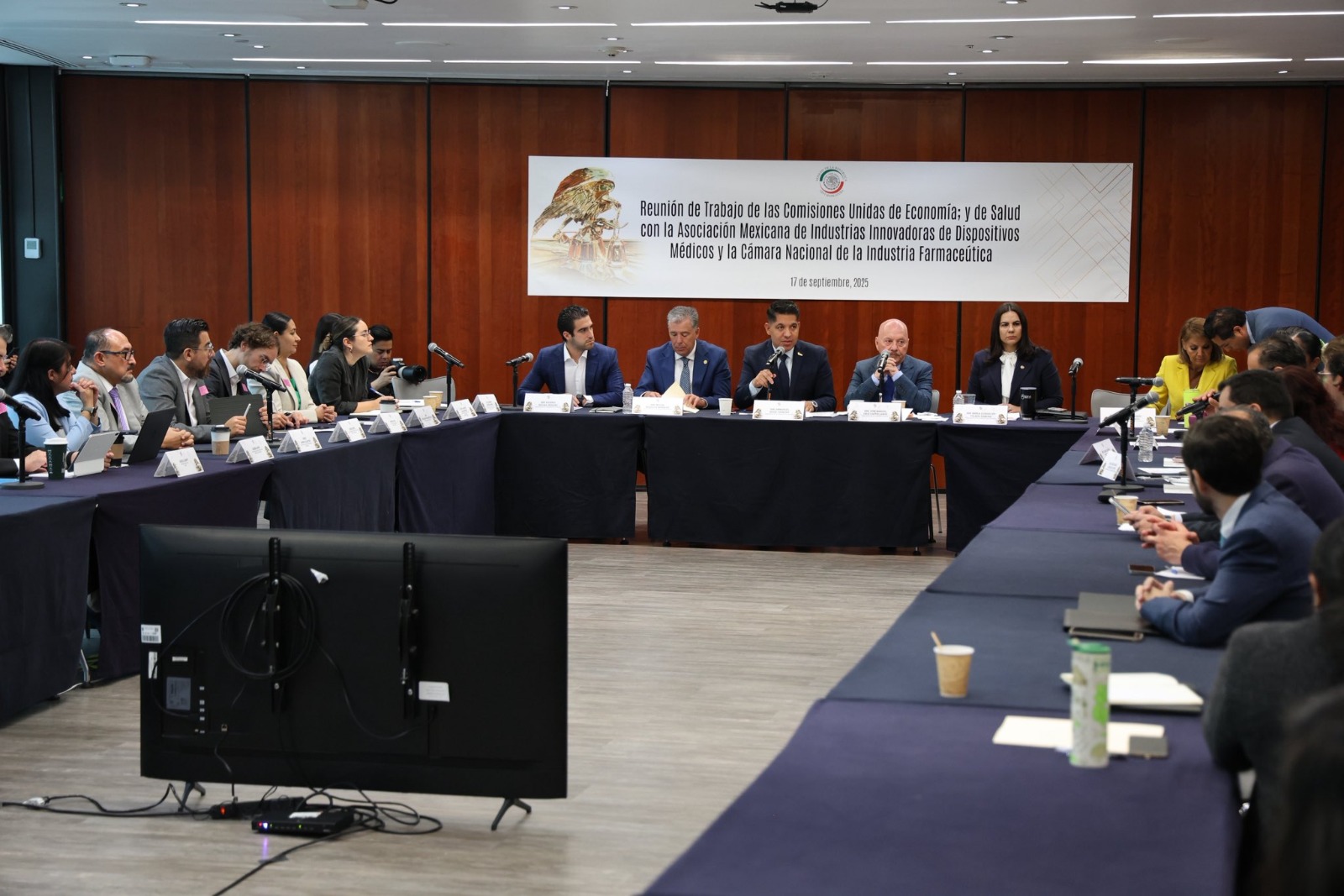 Integrantes de comisiones unidas de Economía y de Salud con la Asociación Mexicana de Industrias Innovadoras de Dispositivos Médicos y la Cámara Nacional de la Industria Farmacéutica