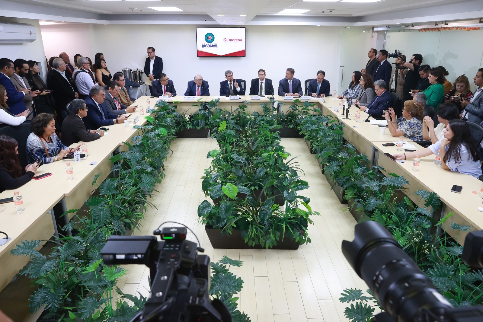 Diputados y empresarios en conferencia de prensa.
