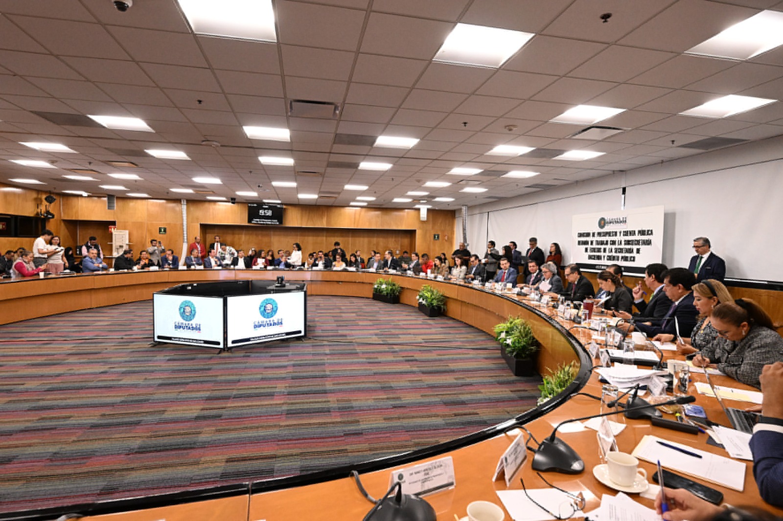 Integrantes de la Comisión de Hacienda y Crédito Público.