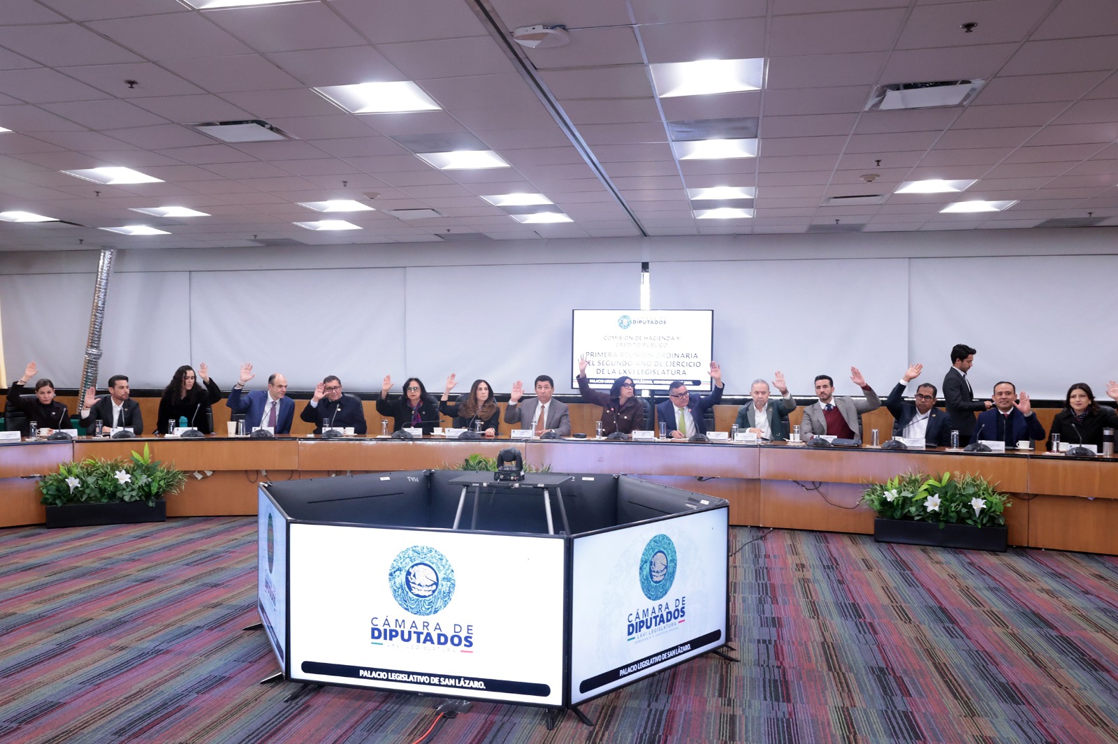 Integrantes de la Comisión de Hacienda y Crédito Público.