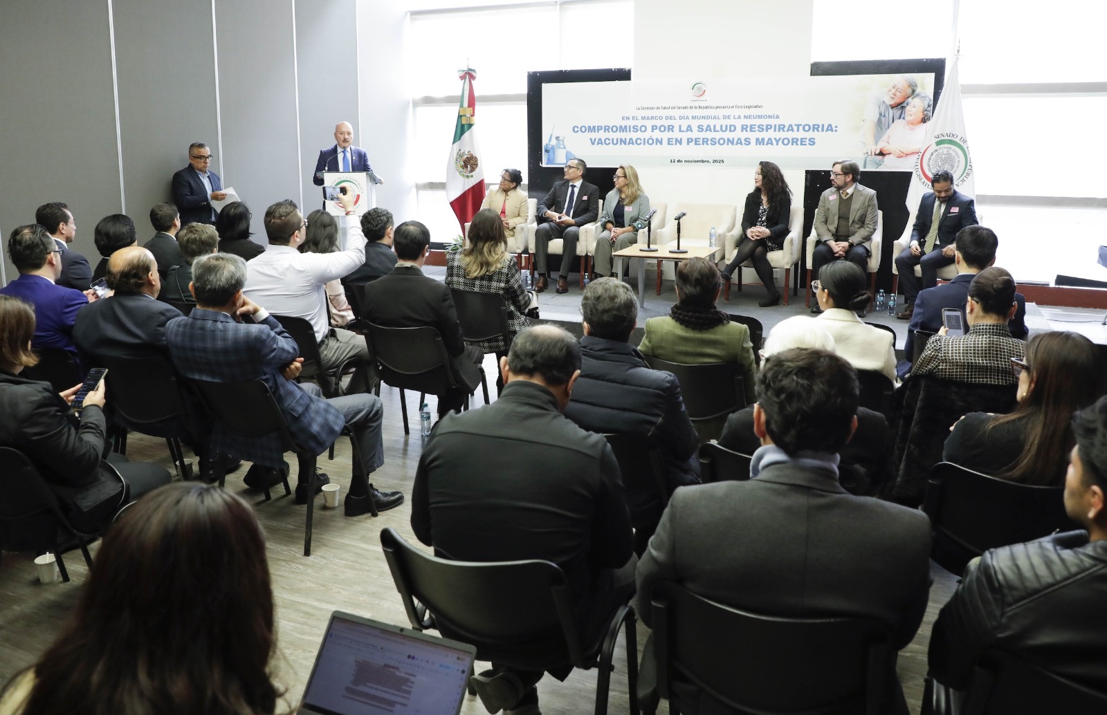 Participantes del foro Compromiso por la salud respiratoria: vacunación en personas mayores