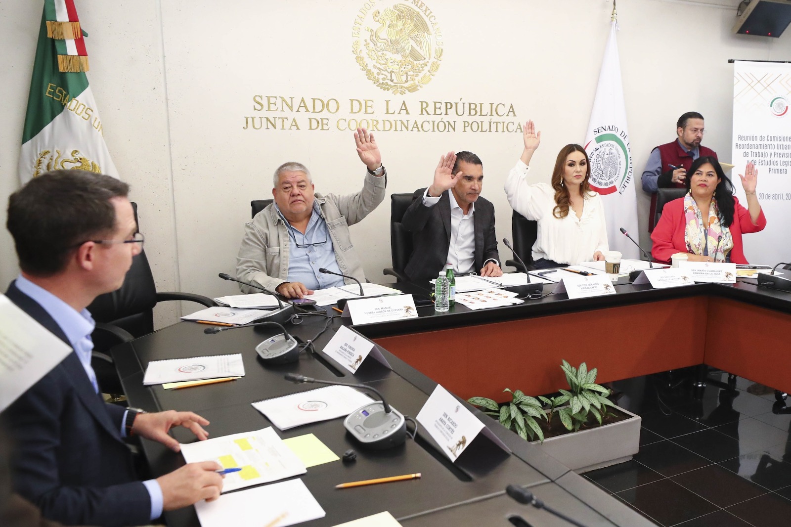 Senadores integrantes de las comisiones unidas de Reordenamiento Urbano y Vivienda, de Trabajo y Previsión Social y de Estudios Legislativos, Prime